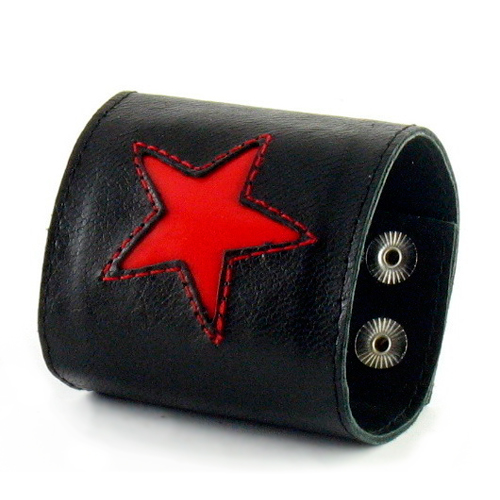 Мужской браслет из черного полотна кожи и красной звездой посередине
