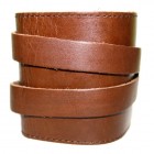Браслет черного или коричневого цвета кожаный на липучке.