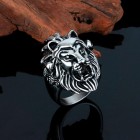 Стальное кольцо в виде головы льва с открытой пастью с перьями